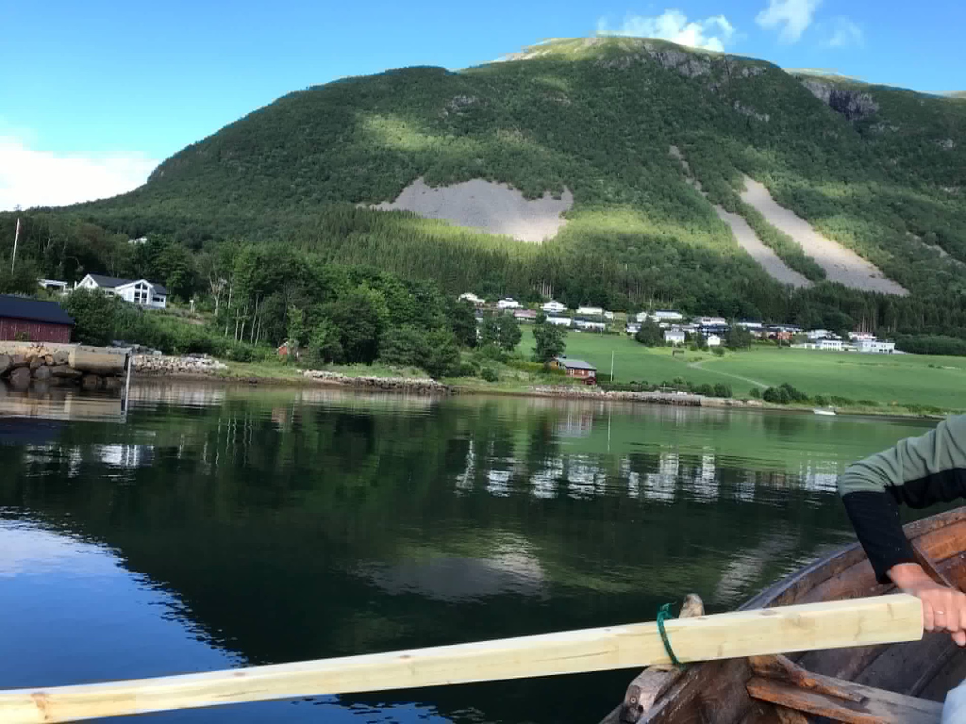 Utsikt fra fjorden mot fjellet Galten i Malmefjorden, med den breie ura i fjellsida